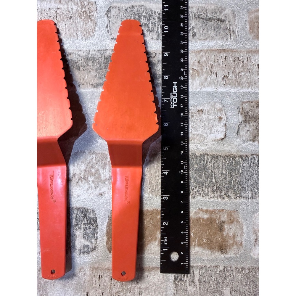 Vintage Tupperware Orange Pie Cake Server Set of 2 Serrated Edge Plastic - Picture 4 of 4